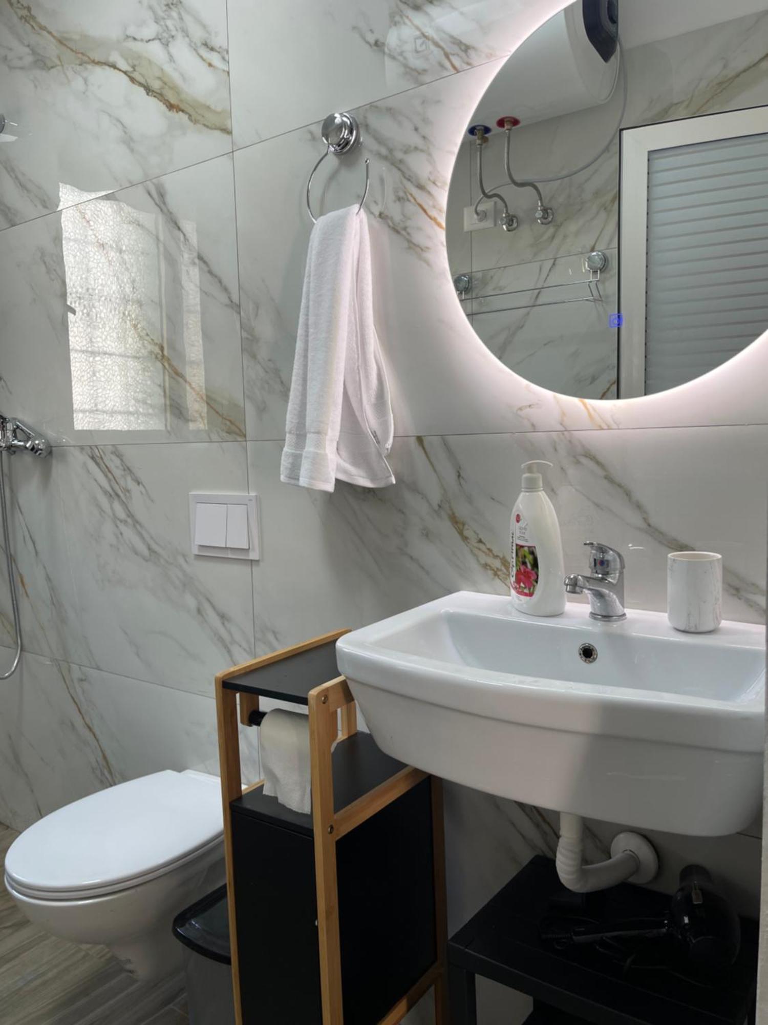 Sunny Center Apartment Lezhe